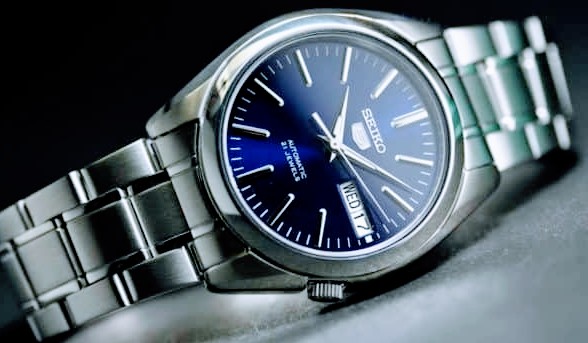 Seiko-SNKL43-laying-on-side-e1566435747278~2