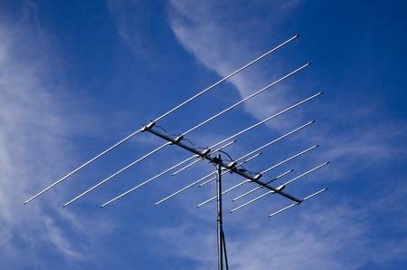 43380645-verouderde-analoge-tv-antenne-tegen-de-blauwe-hemel-