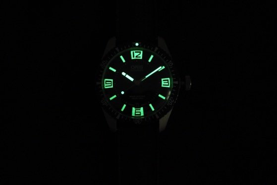 Oris-Sixty-Five-Diver-lume