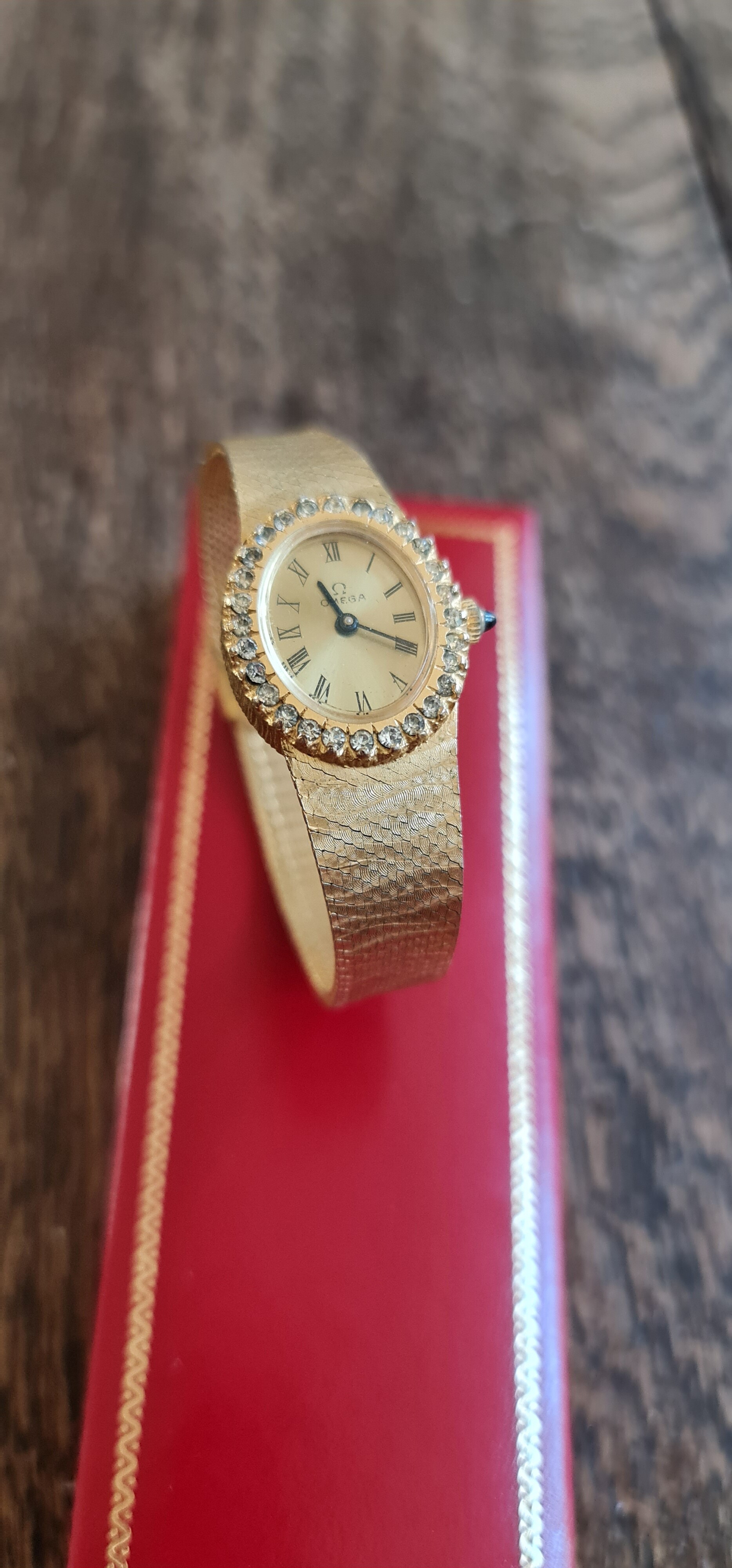 Omega watch 18k 0.750 sale