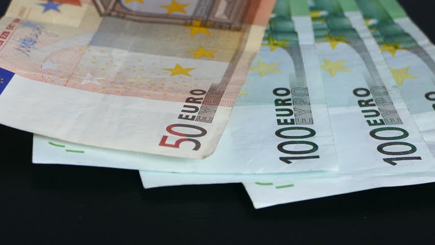 350 000 евро. Евро. Пачка евро в руках. Евро фото. 350 000 евро.