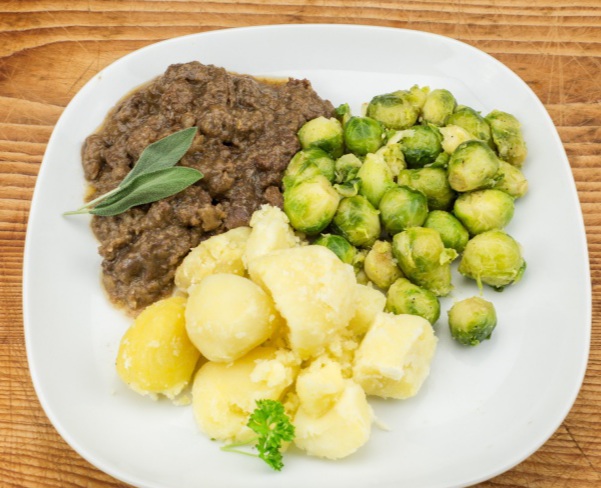 vlaamse-stoofschotel-spruiten-en-gekookte-aardappelen