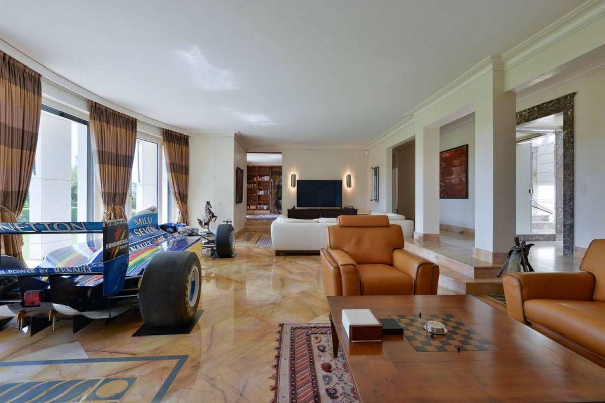F1-Car-in-Villa
